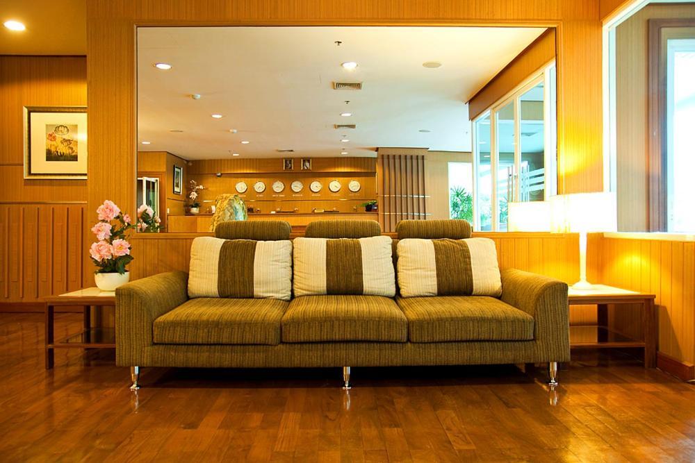 Laurel Suite Бангкок Экстерьер фото